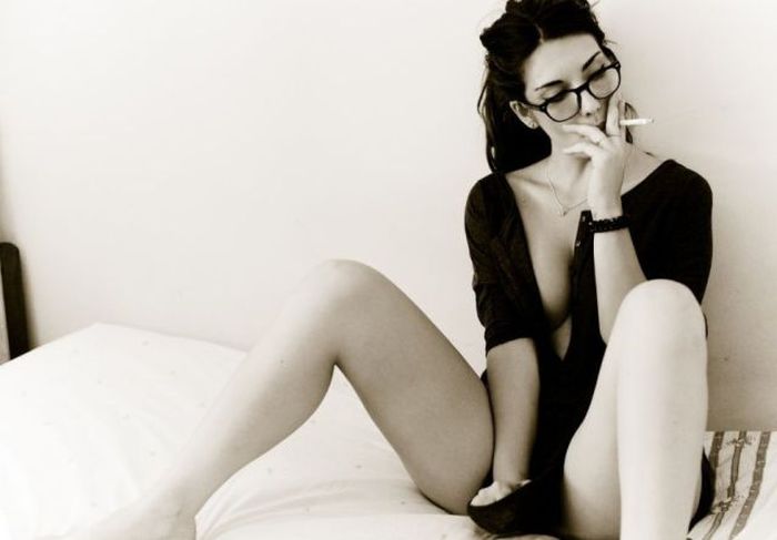 Glasses Make These Girls Look Even Hotter (45 pics)