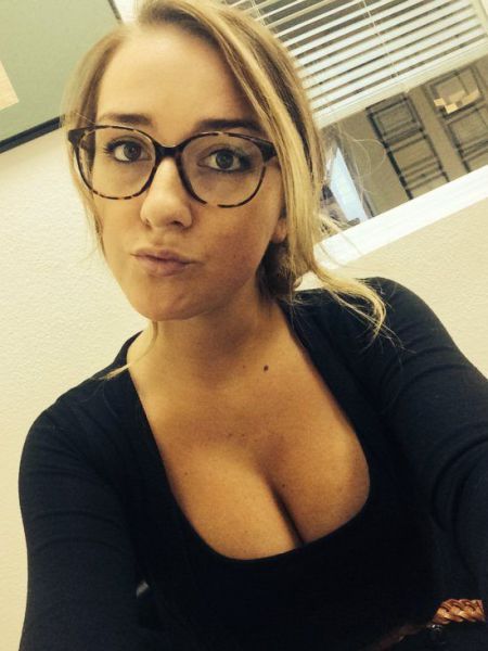 Glasses Make These Girls Look Even Hotter (45 pics)