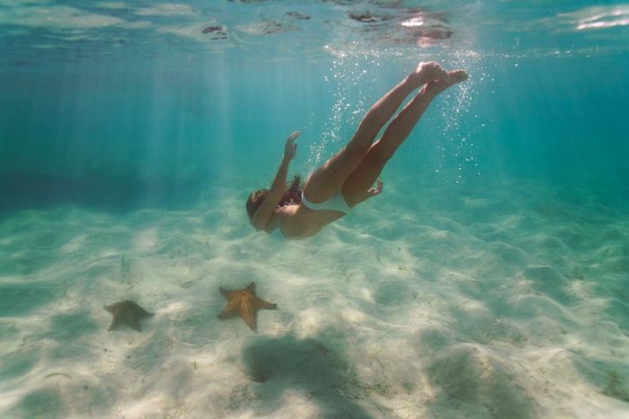 Beautiful Woman Does Underwater Photoshoot (53 pics)