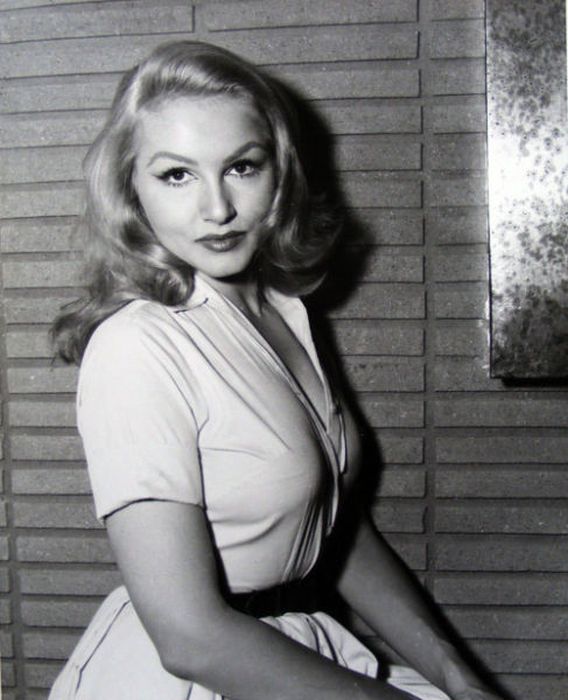 Gorgeous Celebrity Women From Back In The Day (21 pics)