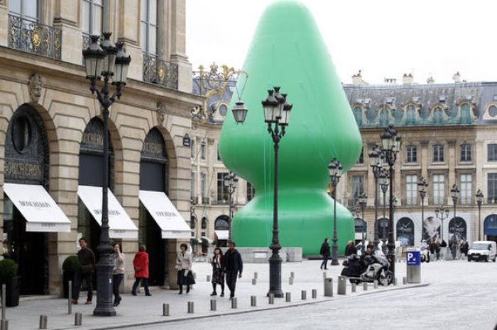 This Sculpture In Paris Has A Lot Of People Talking (15 pics)