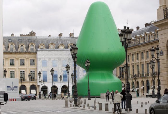 This Sculpture In Paris Has A Lot Of People Talking (15 pics)