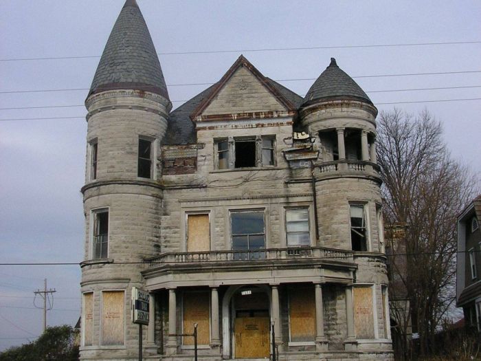This Creepy Mansion Sold For Only $1 (17 pics)