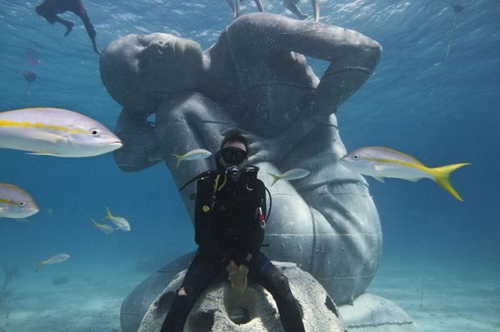 The Underwater Version Of Atlas (8 pics)