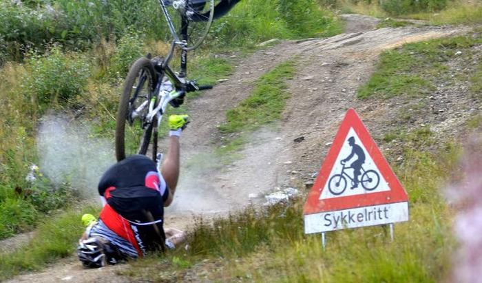 Action Shots From A Downhill Bike Crash (8 pics)