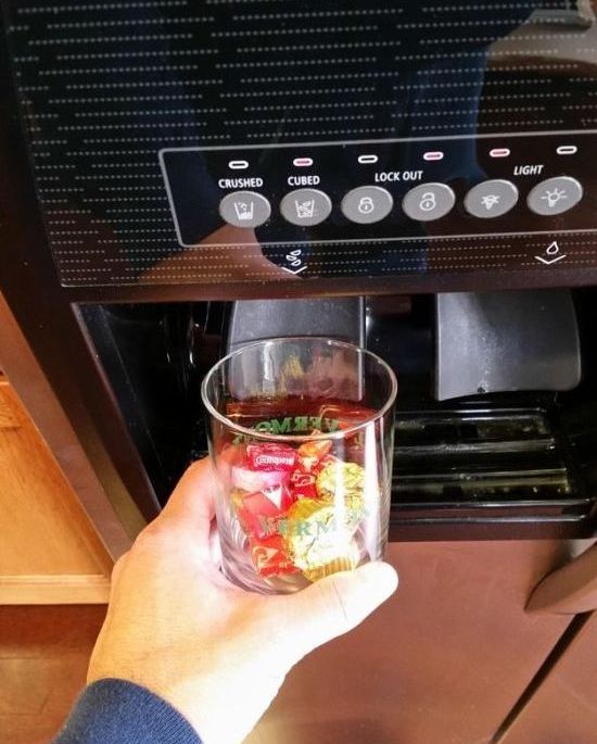 What You Should Be Using Your Refrigerator’s Ice Dispenser For (4 pics)