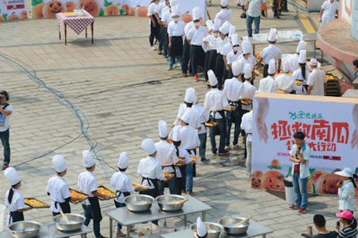 These Chinese Chefs Baked A Gigantic Pumpkin Pie (9 pics)