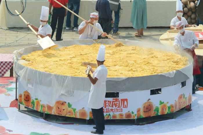 These Chinese Chefs Baked A Gigantic Pumpkin Pie (9 pics)