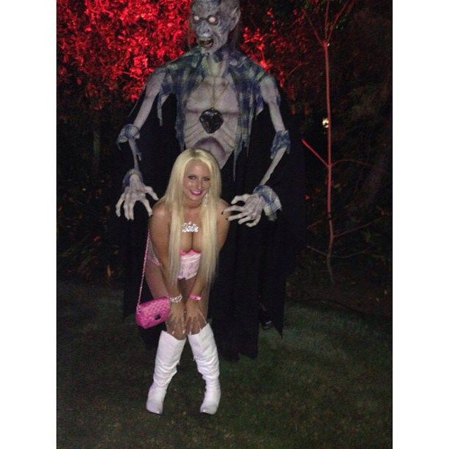 The Best Pics From The 2014 Halloween Party At The Playboy Mansion (58 pics)