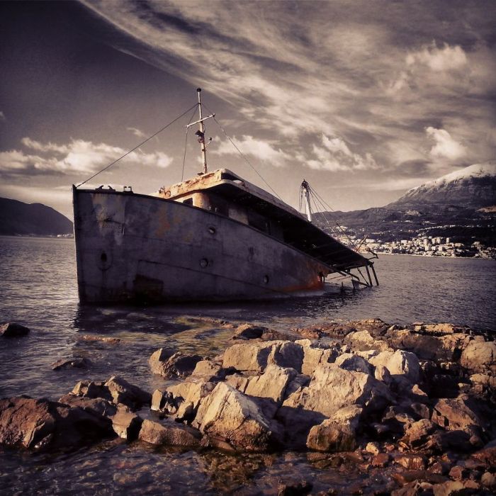Haunting Pictures Of Abandoned Ships (47 pics)