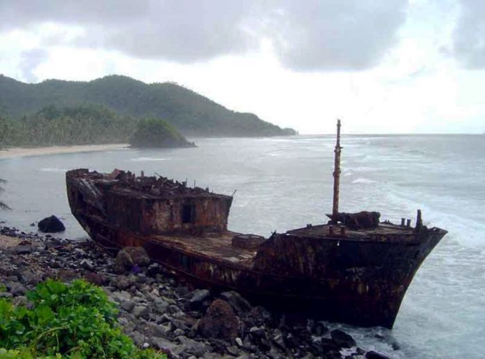 Haunting Pictures Of Abandoned Ships (47 pics)