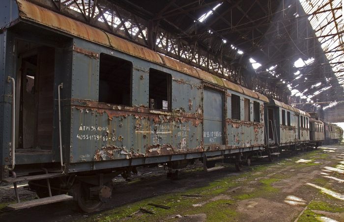 This Hungarian Train Graveyard Is Where Trains Go To Die (21 pics)