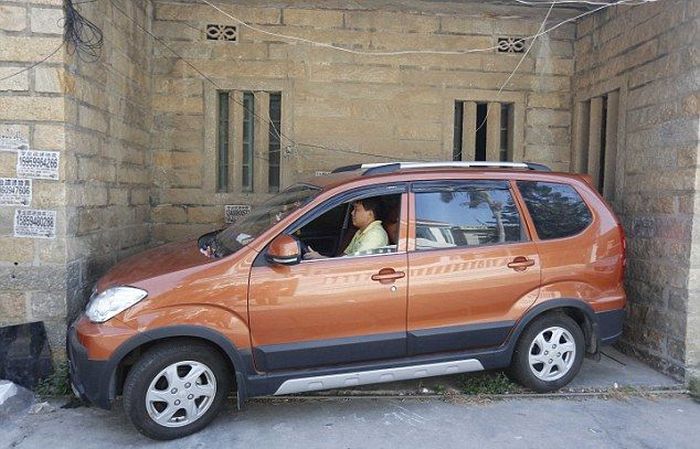 This Is A Terrible Parking Space (4 pics)