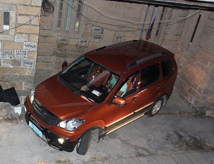 This Is A Terrible Parking Space (4 pics)