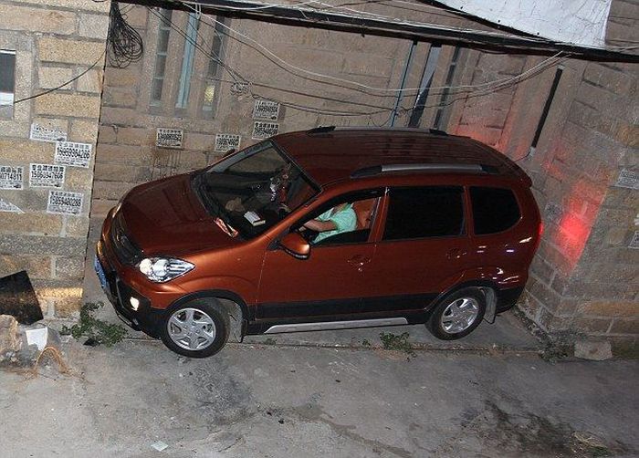 This Is A Terrible Parking Space (4 pics)