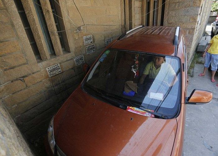 This Is A Terrible Parking Space (4 pics)