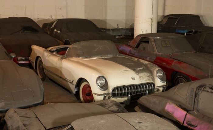 Garage Full of Corvettes (44 pics)