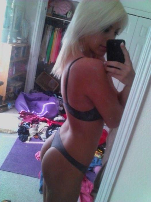 Proof That Hot Selfies Can Be Taken Anywhere (28 pics)
