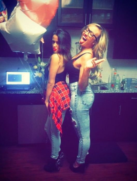 Girls In Tight Dresses Are Hard To Resist (37 pics)