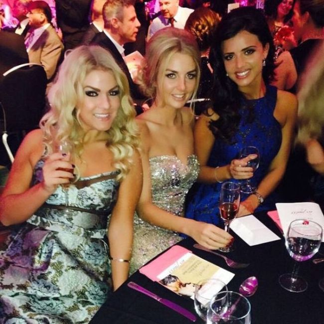 Girls In Tight Dresses Are Hard To Resist (37 pics)