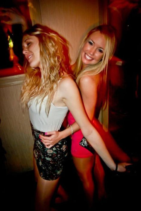 Girls In Tight Dresses Are Hard To Resist (37 pics)