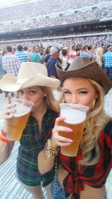 Girls In Tight Dresses Are Hard To Resist (37 pics)