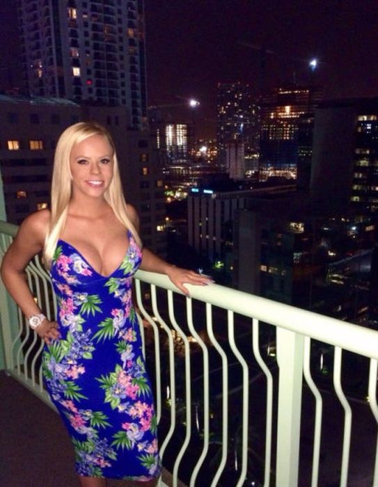 Girls In Tight Dresses Are Hard To Resist (37 pics)