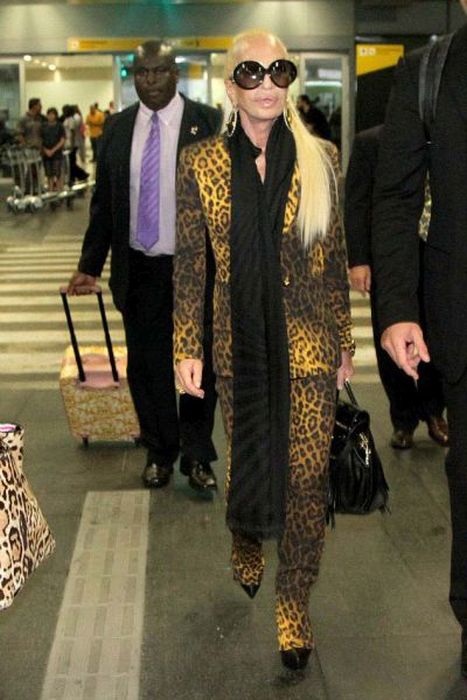 Donatella Versace Needs To Stop Getting Plastic Surgery (10 pics)