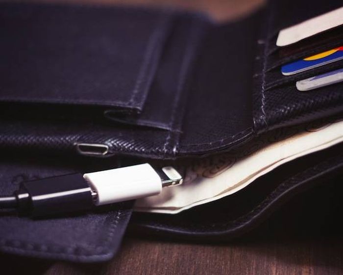 This New Wallet Charges All Your Electronics (4 pics)