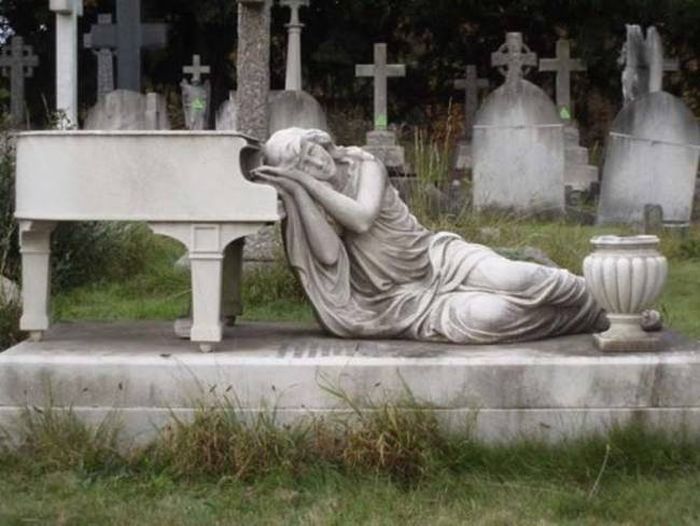 The Most Unique Graves From Around The World (23 pics)