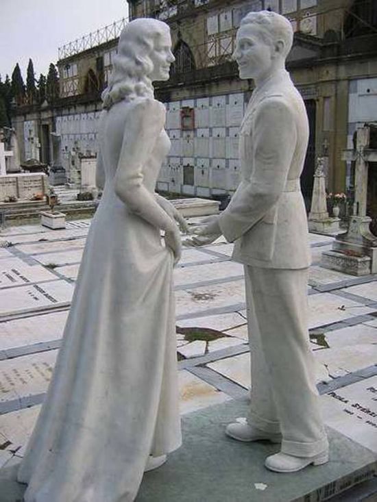 The Most Unique Graves From Around The World (23 pics)