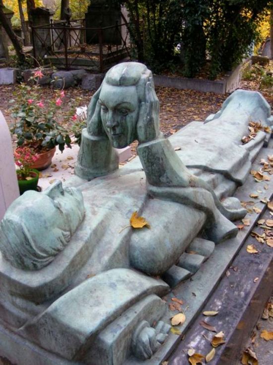 The Most Unique Graves From Around The World (23 pics)