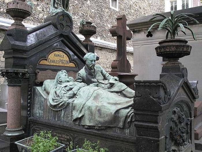 The Most Unique Graves From Around The World (23 pics)