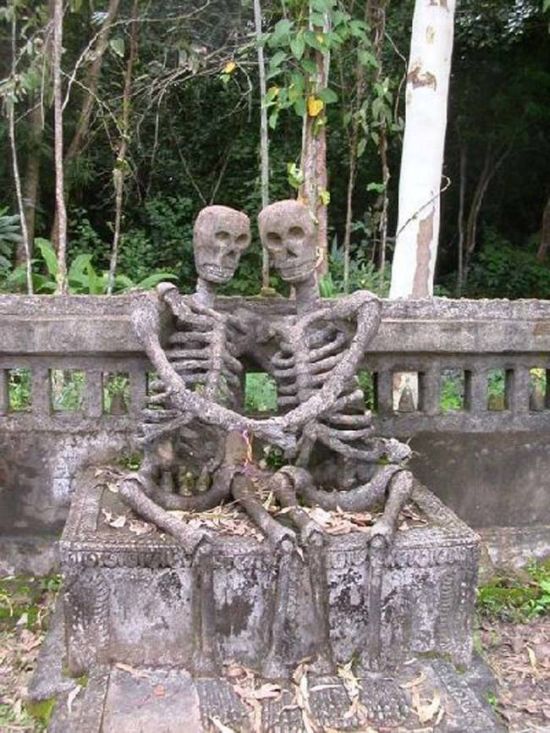 The Most Unique Graves From Around The World (23 pics)