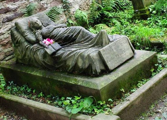 The Most Unique Graves From Around The World (23 pics)