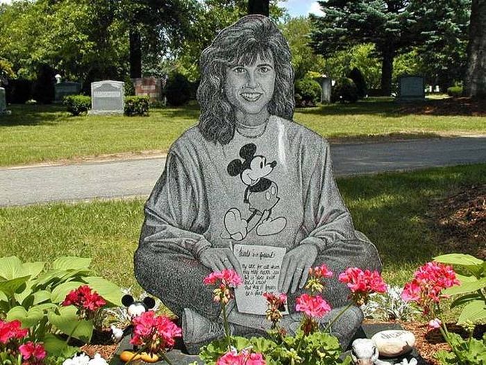 The Most Unique Graves From Around The World (23 pics)