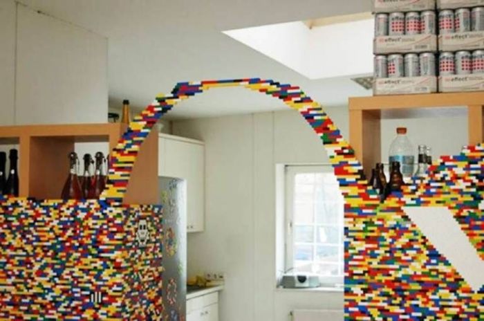 Amazing Wall Built Out Of Legos (4 pics)