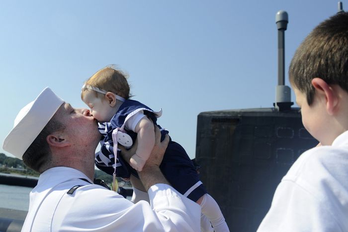 Military Men Meet Their Children For The First Time (48 pics)