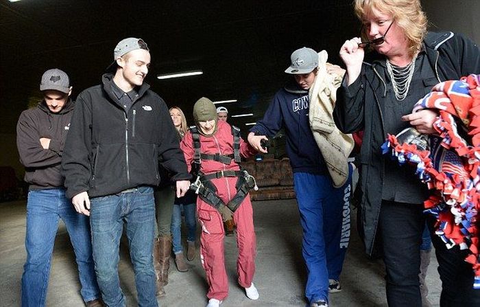 100 Year Old Woman Goes Skydiving (8 pics)