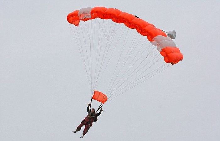 100 Year Old Woman Goes Skydiving (8 pics)