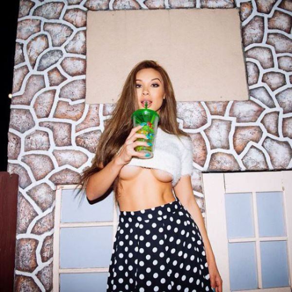 All The Underboob Your Eyes Can Handle (37 pics)
