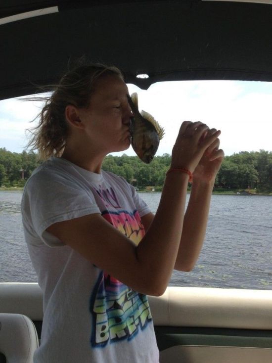 What Happens When You Try To Kiss A Fish (2 pics)