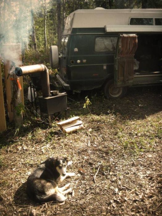 How To Spend The Winter Living In A Camper Van (16 pics)