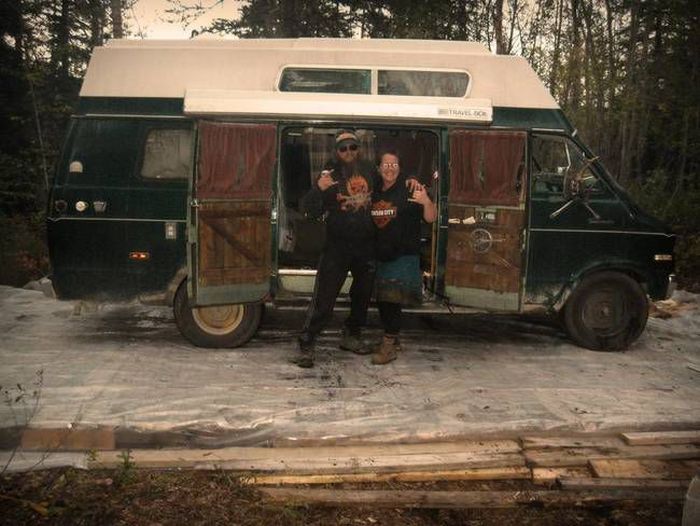 How To Spend The Winter Living In A Camper Van (16 pics)