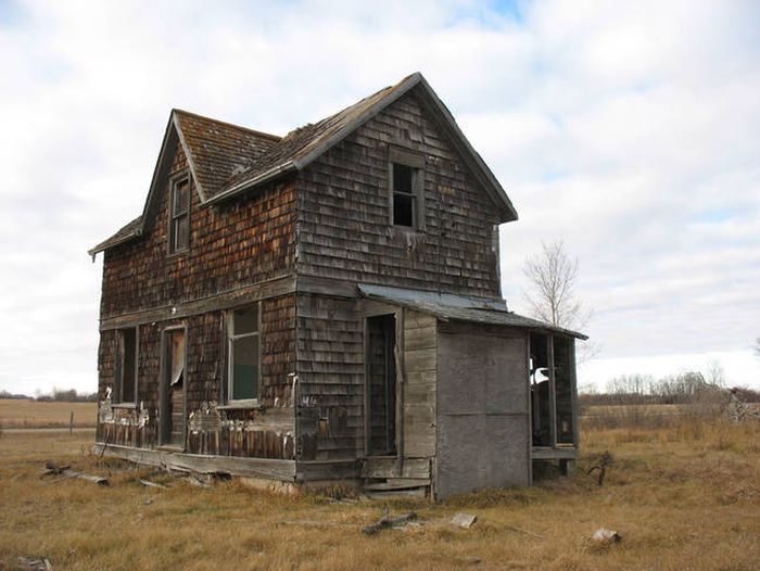 Old Canadian Farmhouse Turns Into A Real Dollhouse (18 pics)