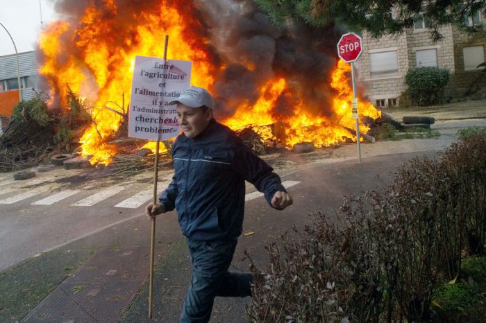 These French Farmers Are Very Angry (25 pics)