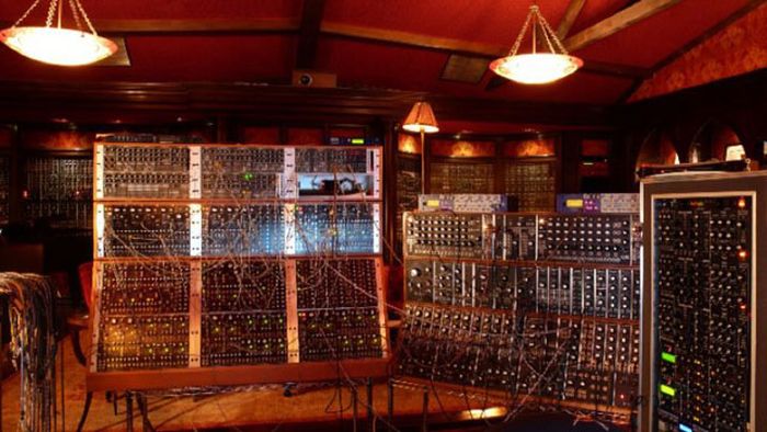 Hans Zimmer Has A Beautiful Music Studio (14 pics)