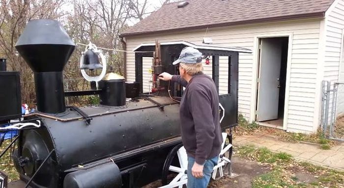 All Aboard The BBQ Train (7 pics)