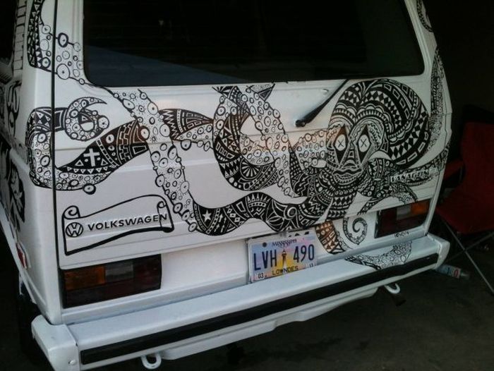 A Man Let Strangers Draw On His Volkswagen Van With Sharpies (13 pics)
