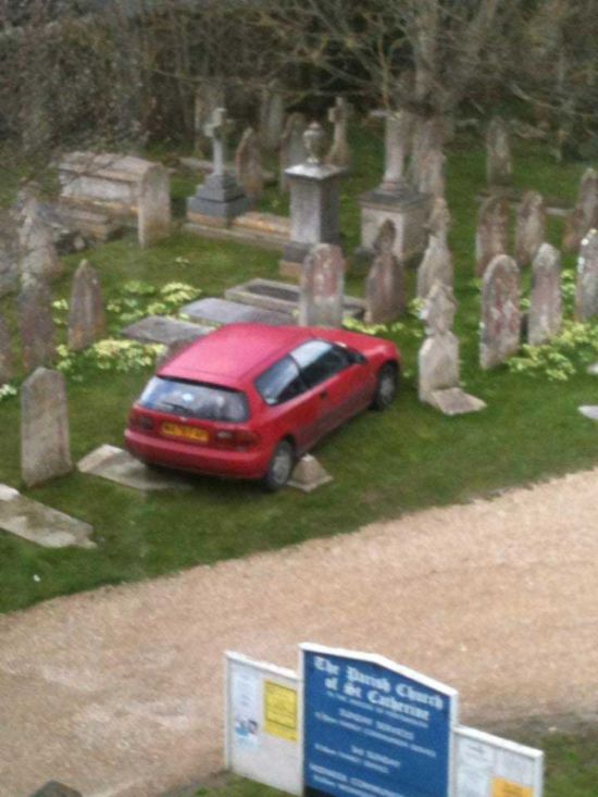 This Is The Worst Parking Job Of All Time (2 pics)